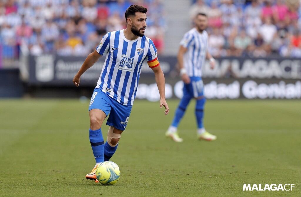 Luis Muñoz conduce el balón en el partido contra el Burgos