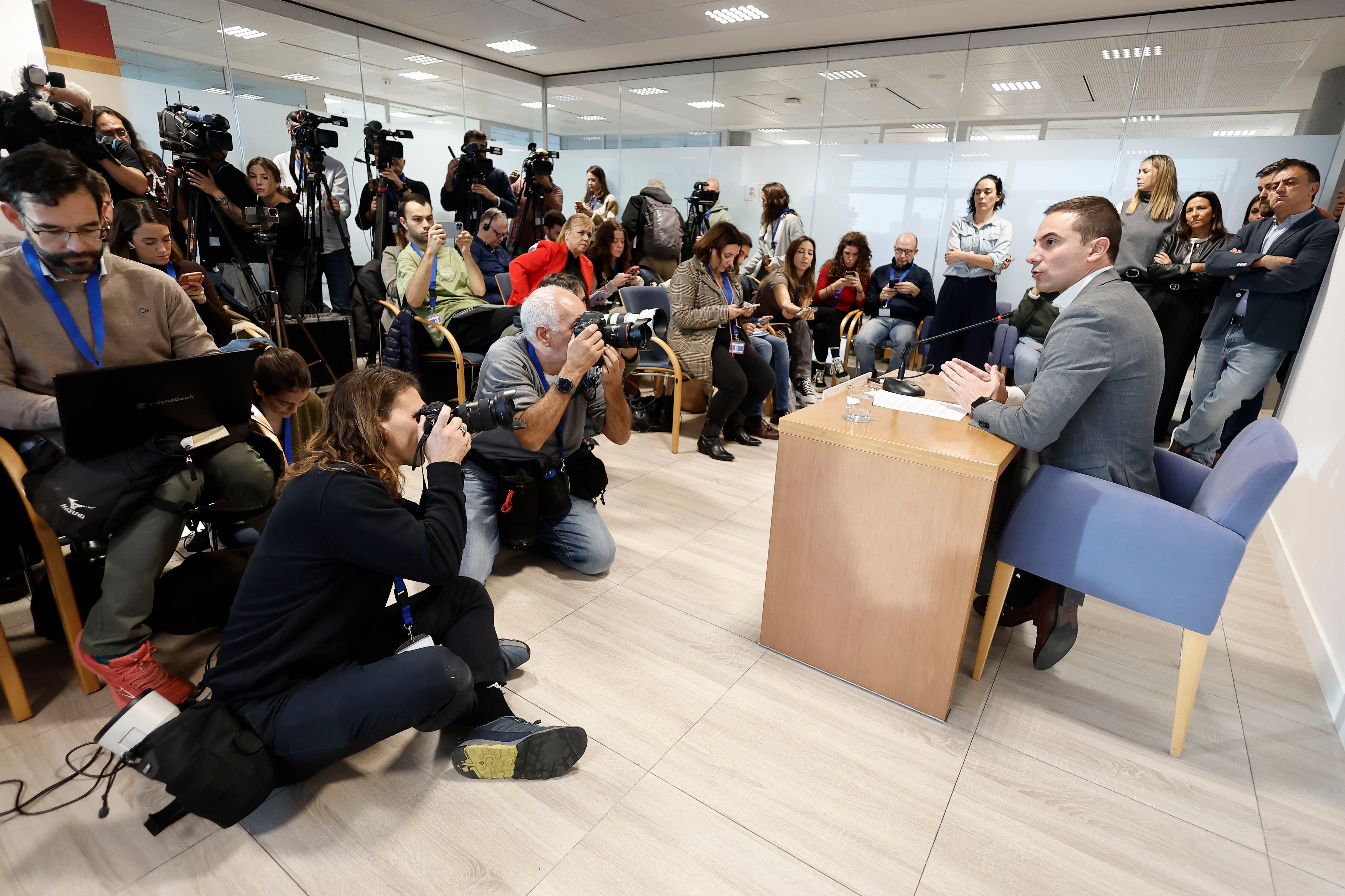 El secretario general del PSOE-M, Juan Lobato, durante su comparecencia ante los medios en la Asamblea de Madrid.