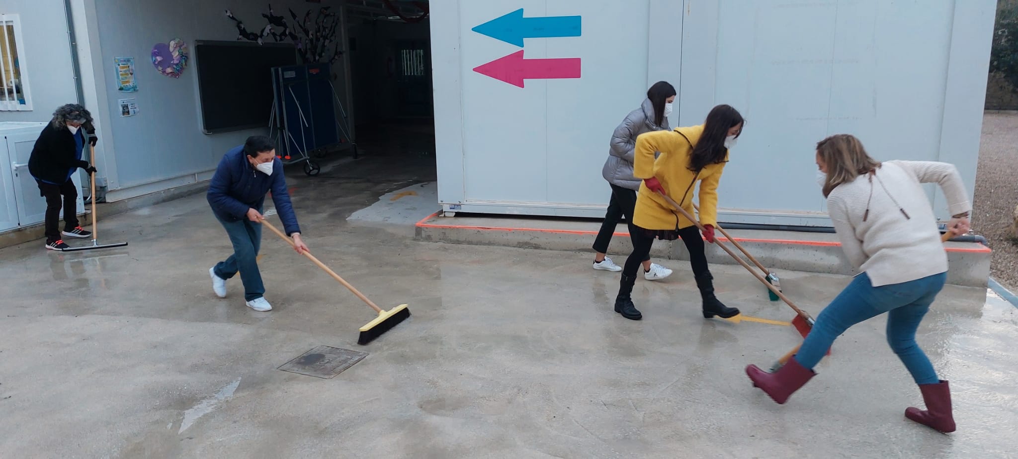 Imagen de archivo de docentes y equipo directivo achicando agua del CEE El Somni