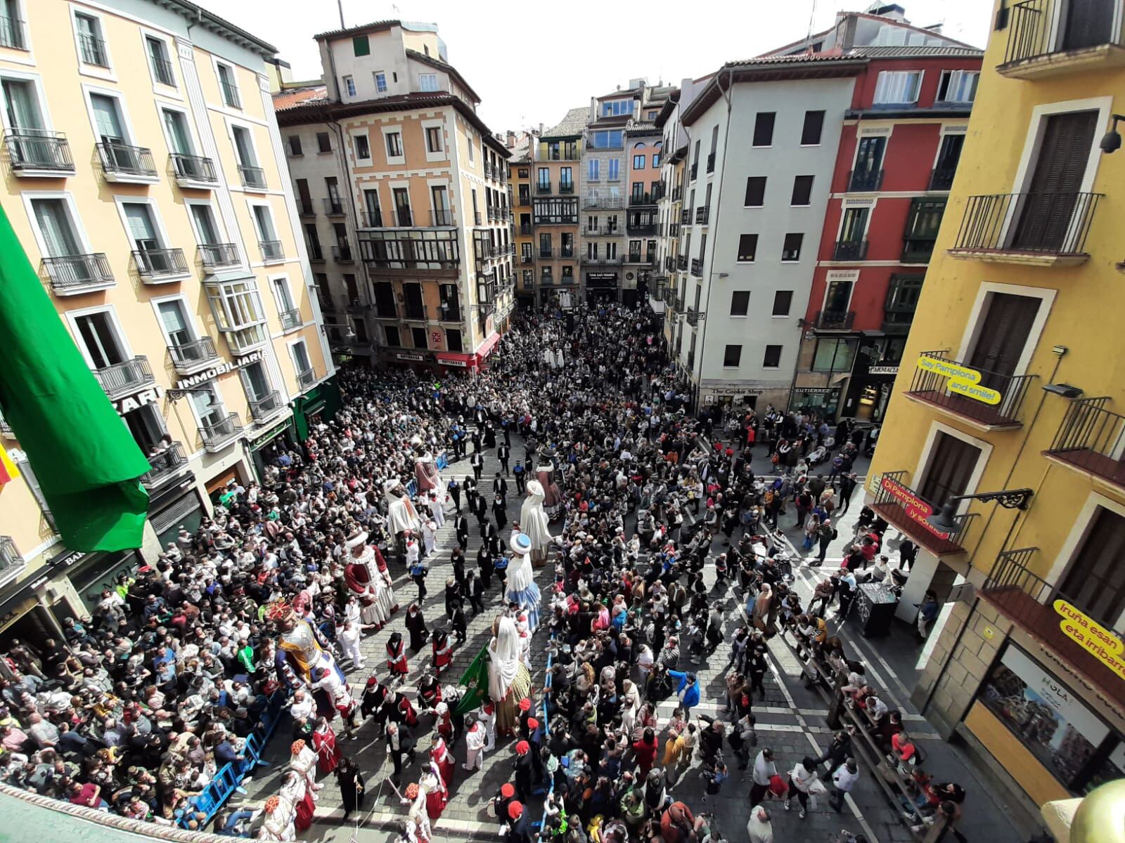 La comparsa de gigantes y cabezudos baila ante el Ayuntamiento de Pamplona