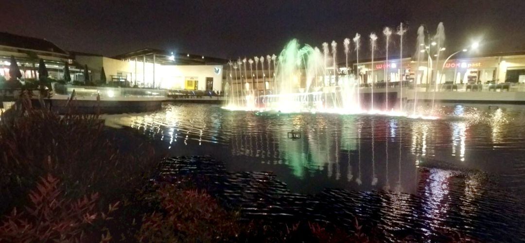 El lago del centro comercial Parquesur acoge todos los jueves programación musical en directo