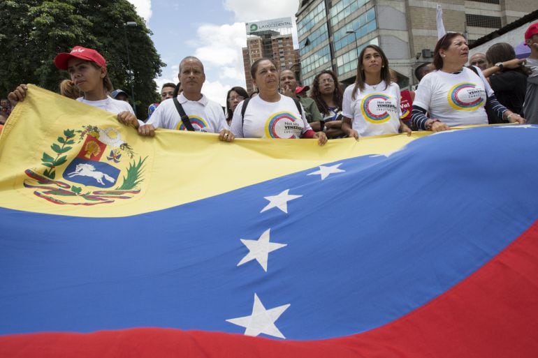 Simpatizantes del Gobierno participan en una concentración a favor de la constituyente 