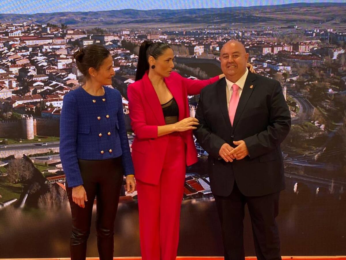 El Ayuntamiento de Ávila presenta su oferta en FITUR con la cantante Rosa López como embajadora