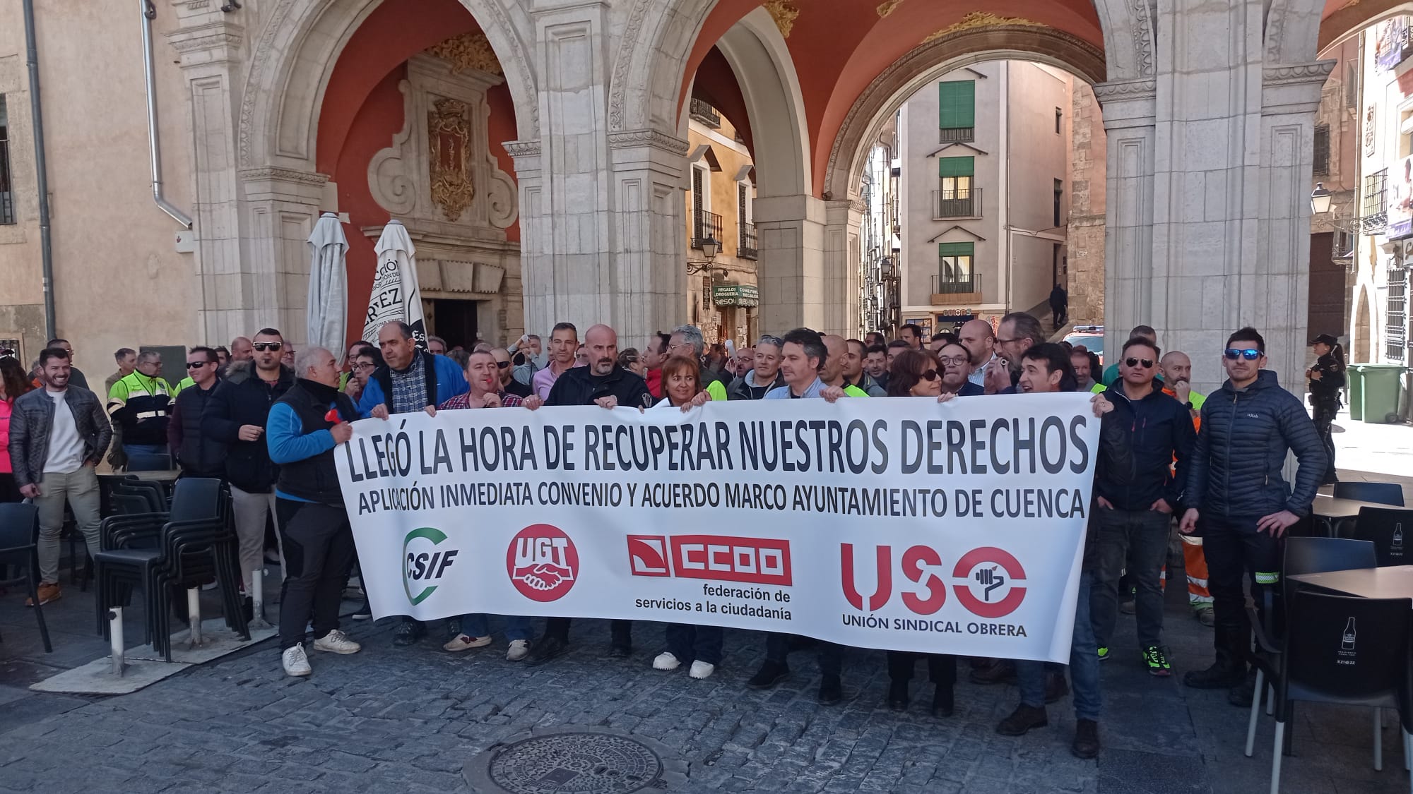 Los empleados municipales se han concentrado bajo los arcos del Ayuntamiento de Cuenca