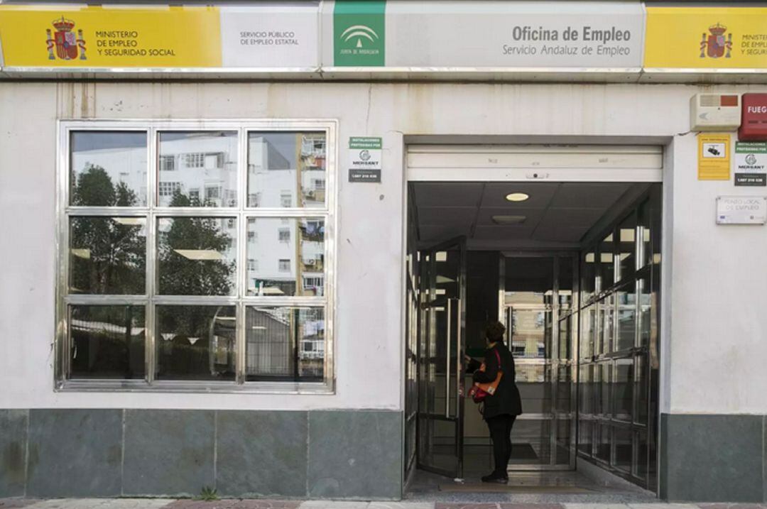 Una mujer entra en una oficina de empleo en Sevilla (imagen de archivo).