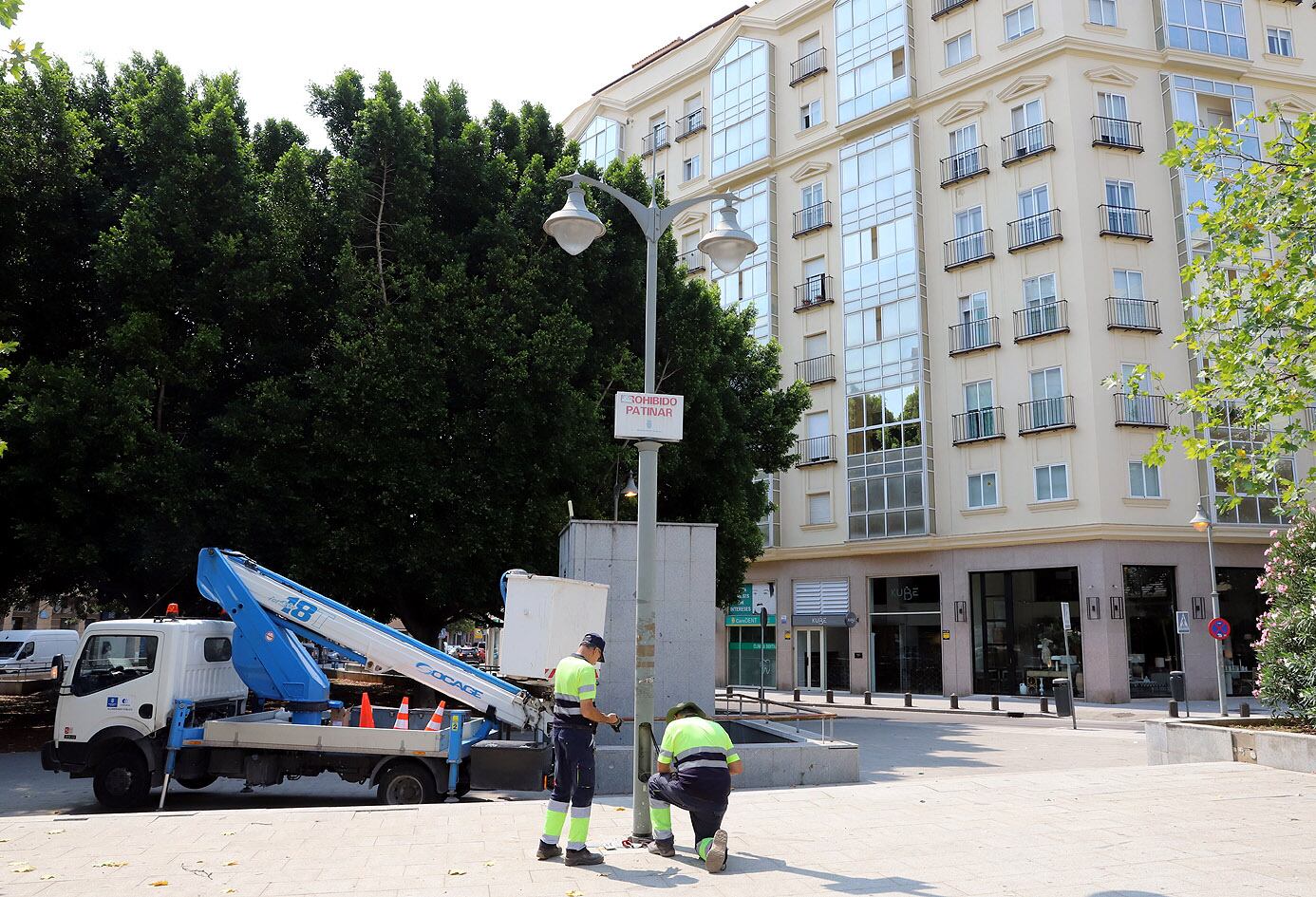 Operarios municipales en la plaza del Caballo