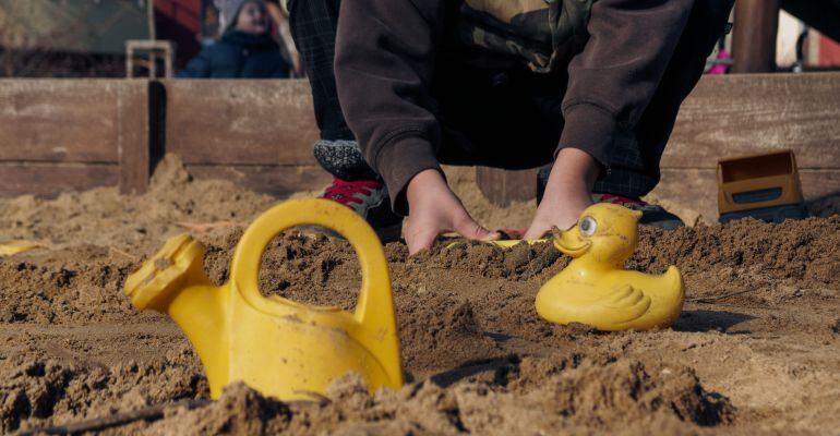 Un niño jugando en un parque infantil