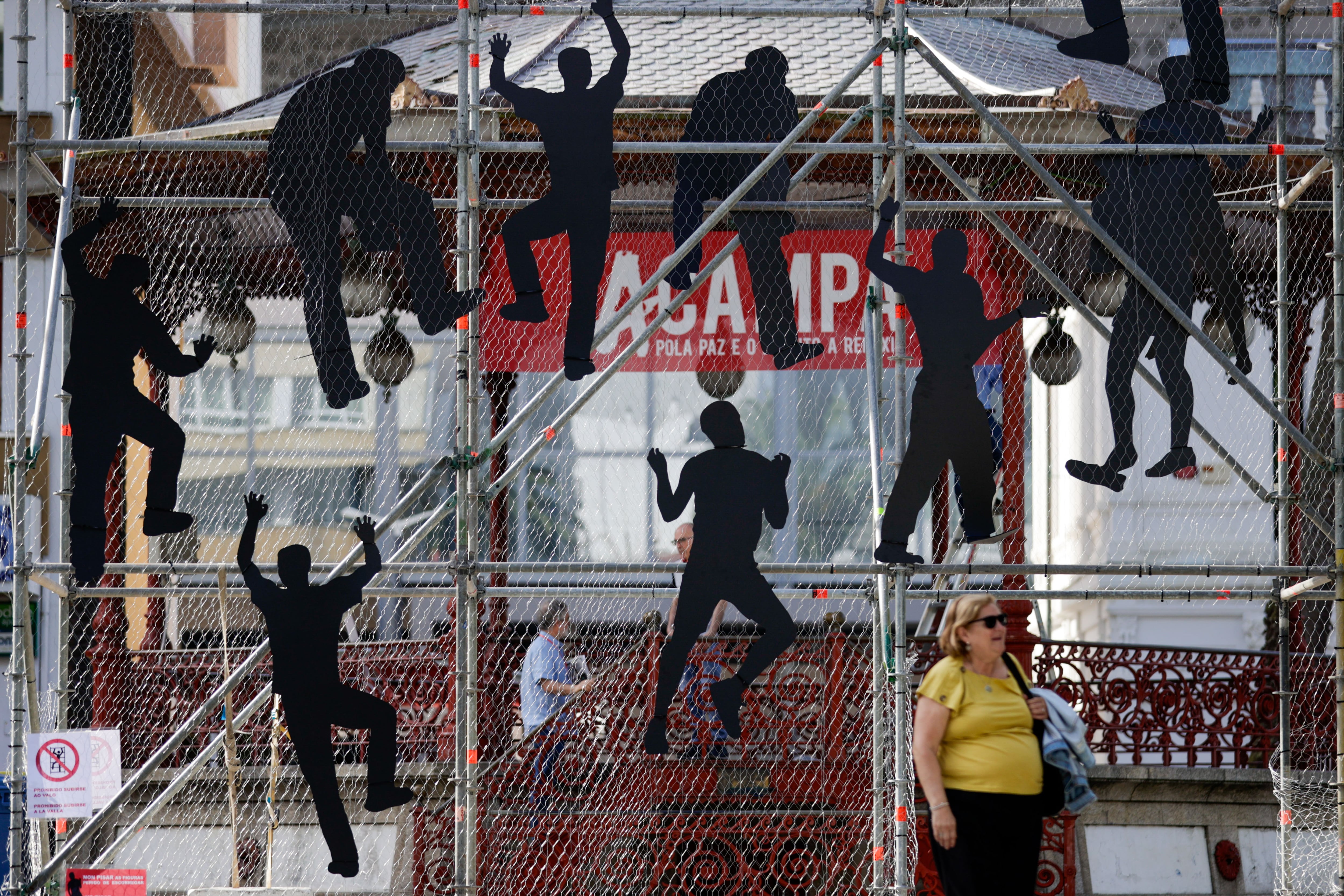 A CORUÑA, 16/06/23.- Simulación de la valla de Melilla instalada en el VII encuentro internacional Acampa por la paz y el derecho al refugio &#039;Odio o convivencia&#039;, celebrado esta mañana en A Coruña. EFE/Cabalar
