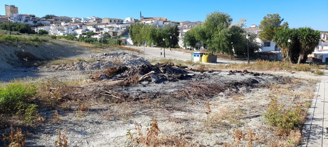 Escombros arrojados a la entrada de Higuera de Calatrava.