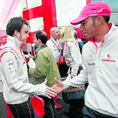 Alonso y Hamilton se dan la mano antes de comenzar la sesión de primeros entrenamientos libres del Gran Premio de Italia. La realidad es que la relación entre ambos no es demasiado cordial.