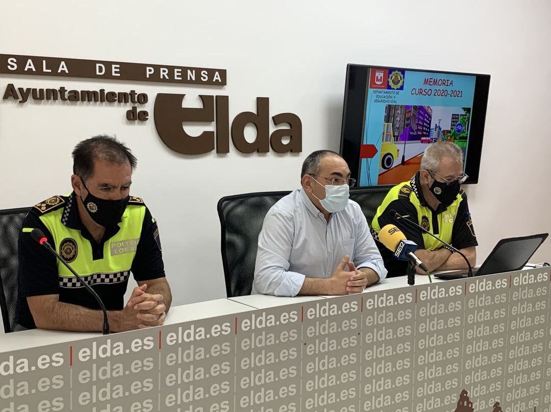 El edil de Seguridad Ciudadana, Enrique Quilez, flanqueado por el Comisario de la Policía Local, Fco. Cazorla (I) y el agente Ernesto López