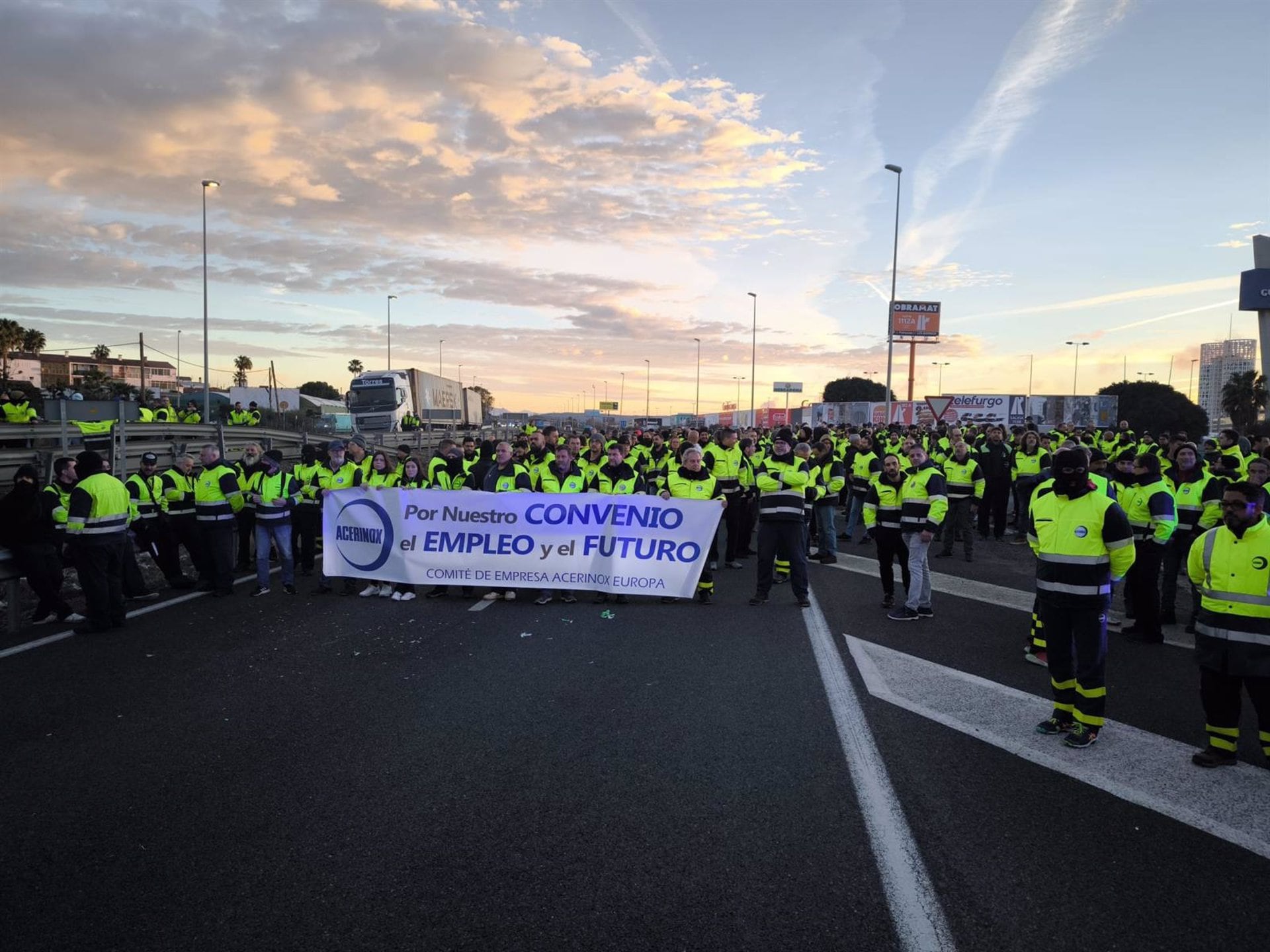 Trabajadores de Acerinox cortan la A-7 en Los Barrios