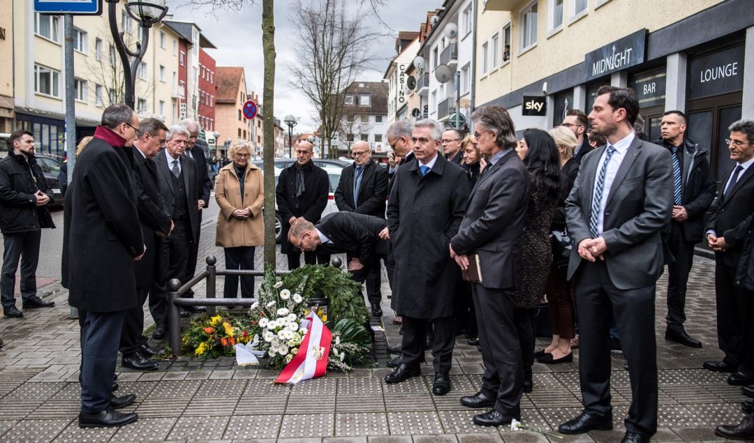 El ministro del Interior alemán, Horst Seehofer, y el jefe de gobienro de Hesse, el lánder de Fráncfort y Hanau, Volker Bouffier, visitan el lugar del atentado.