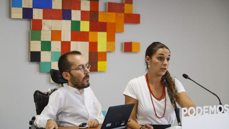 Los coportavoces de Podemos, Pablo Echenique y Noelia Vera, durante la rueda de prensa que han ofrecido este lunes tras la reunión del Consejo de Coordinación. 