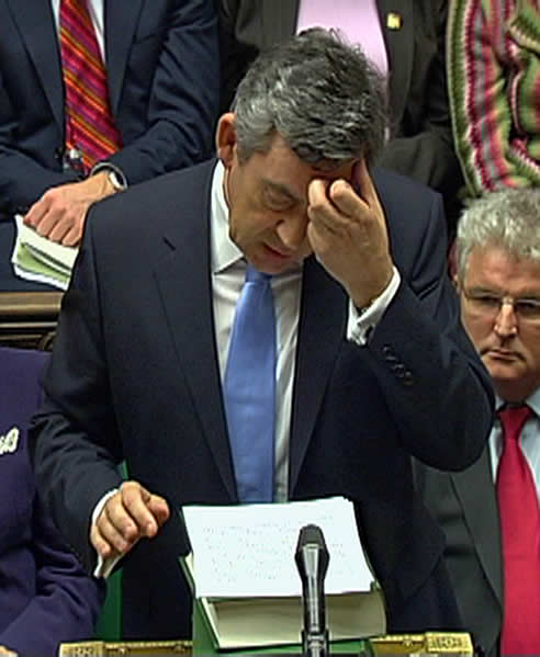 El primer ministro británico, Gordon Brown, durante su intervención en la Cámara de los Comunes.