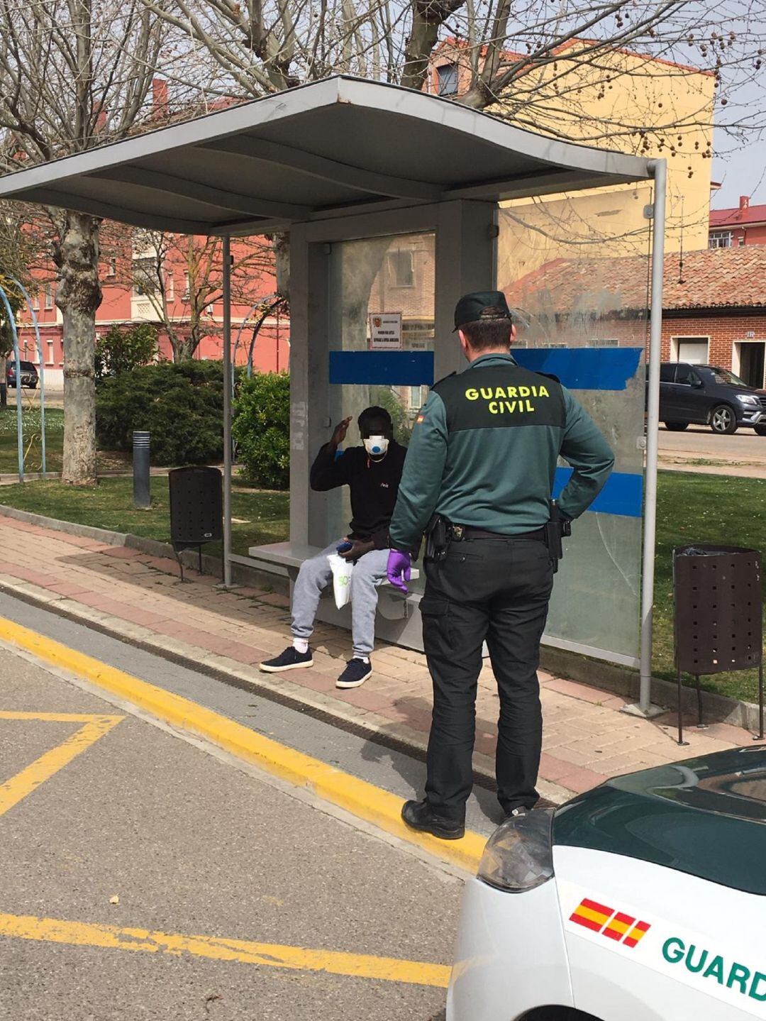 La Guardia Civil de Palencia recibe material donado para prevenir el coronavirus