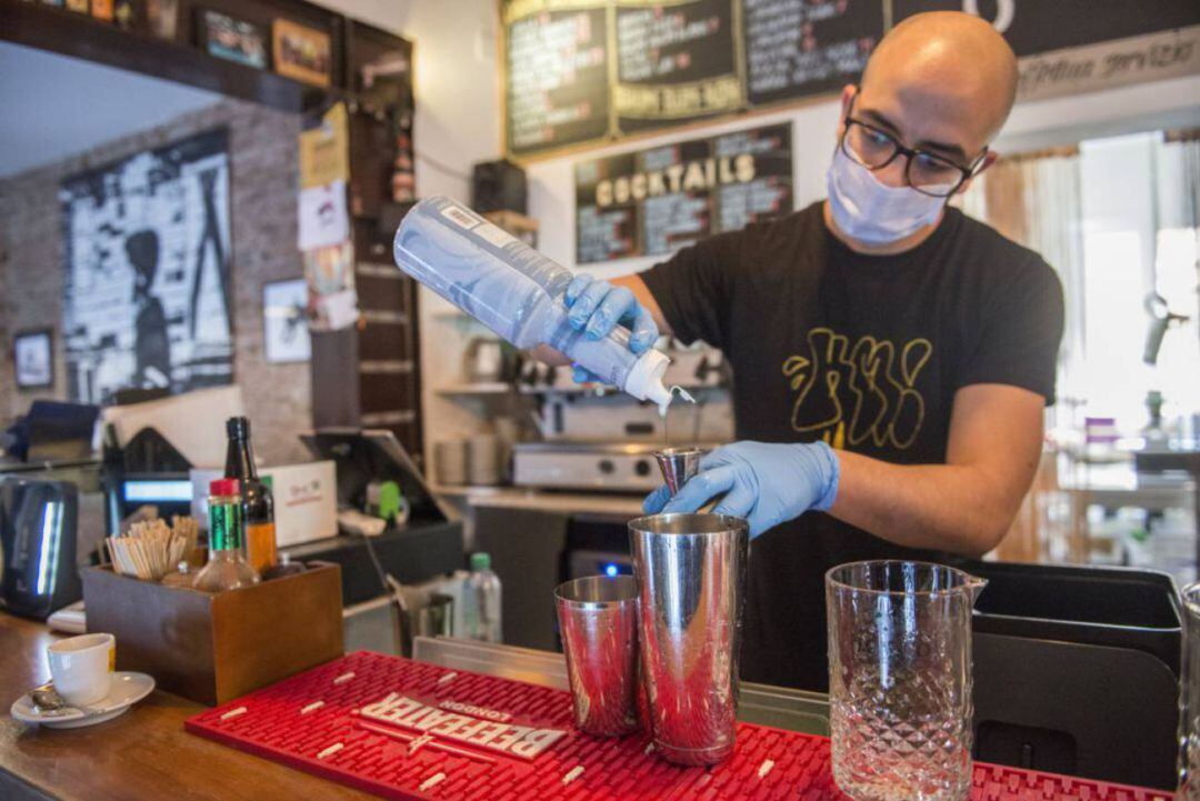 Un barman prepara un cocktail