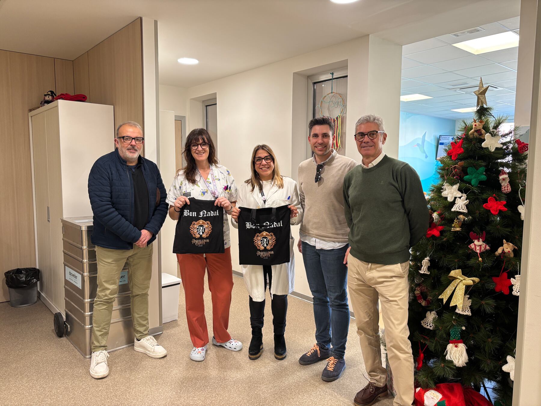 Jordi Martínez, Nando Moncho i Javier Ferrándiz, junt a personal de la planta de pediatria de l'hospital