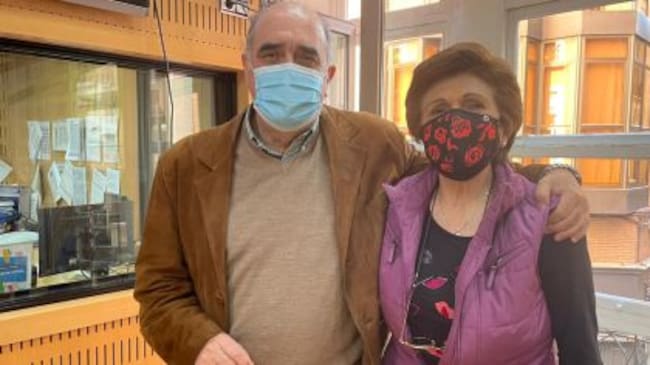 Juan Ramón Calero, fundador de AP en la Región de Murcia, exportavoz parlamentario del partido y abogado del Estado, junto a Rosa Peñalver, expresidenta de la Asamblea Regional, en los estudios de Radio Murcia