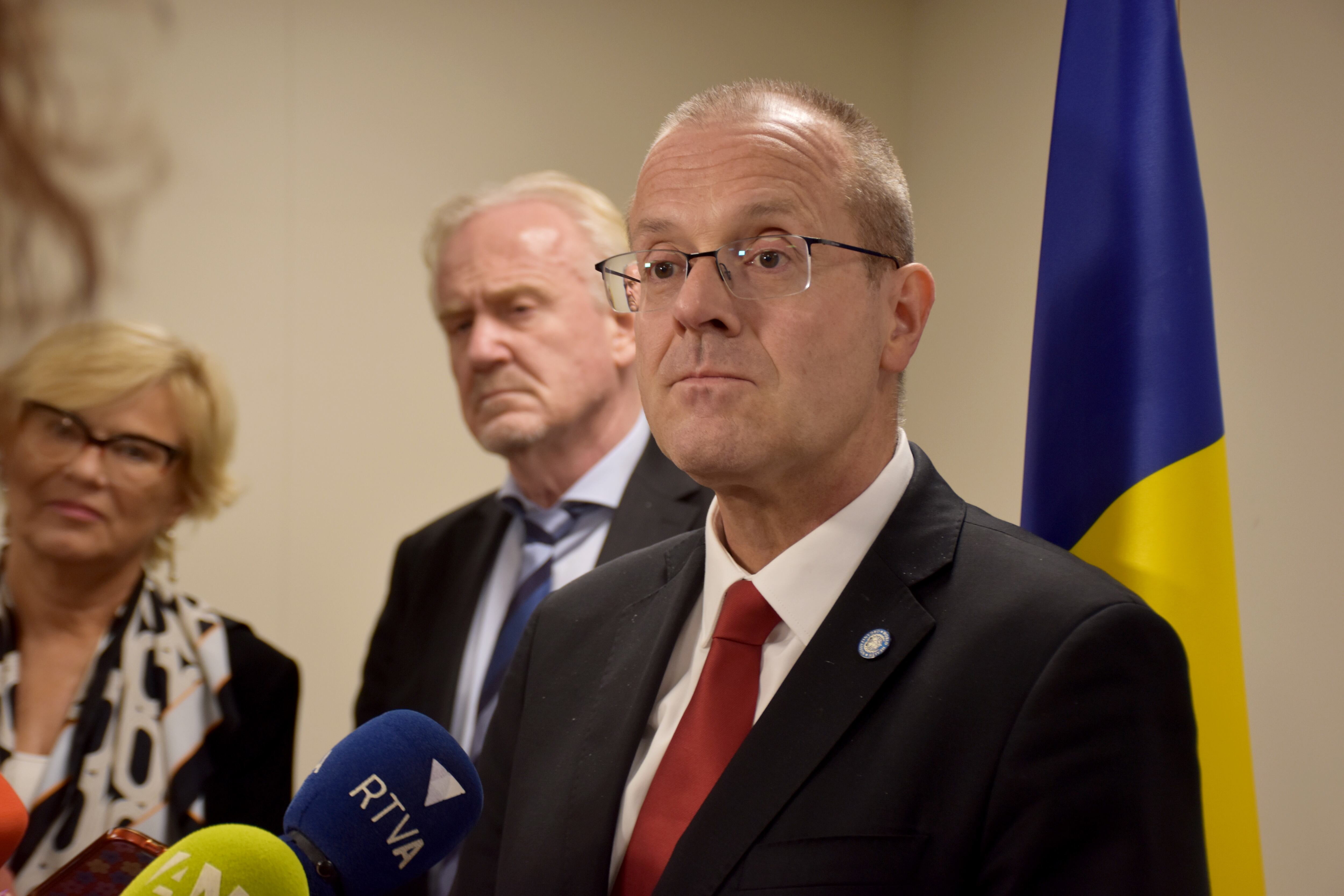 El director regional de l'OMS, Hans Kluge, atenent els mitjans de comunicació durant la visita oficial d'aquest dijous a Andorra.