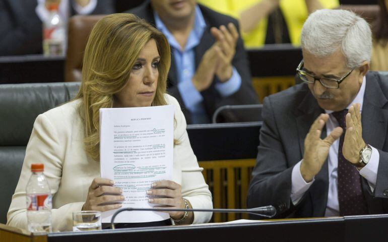 GRA237. SEVILLA, 05/05/2015.- El consejero de Presidencia en funciones, Manuel Jiménez Barrios (d), aplaude a la presidenta de la Junta de Andalucía en funciones, Susana Díaz, tras dar la réplica a la portavoz de Podemos,Teresa Rodríguez, en el Pleno del Parlamento andaluz en Sevilla, en la segunda jornada del debate de investidura de la candidata socialista para la Presidencia de la Junta de Andalucía. EFE/Julio Muñoz