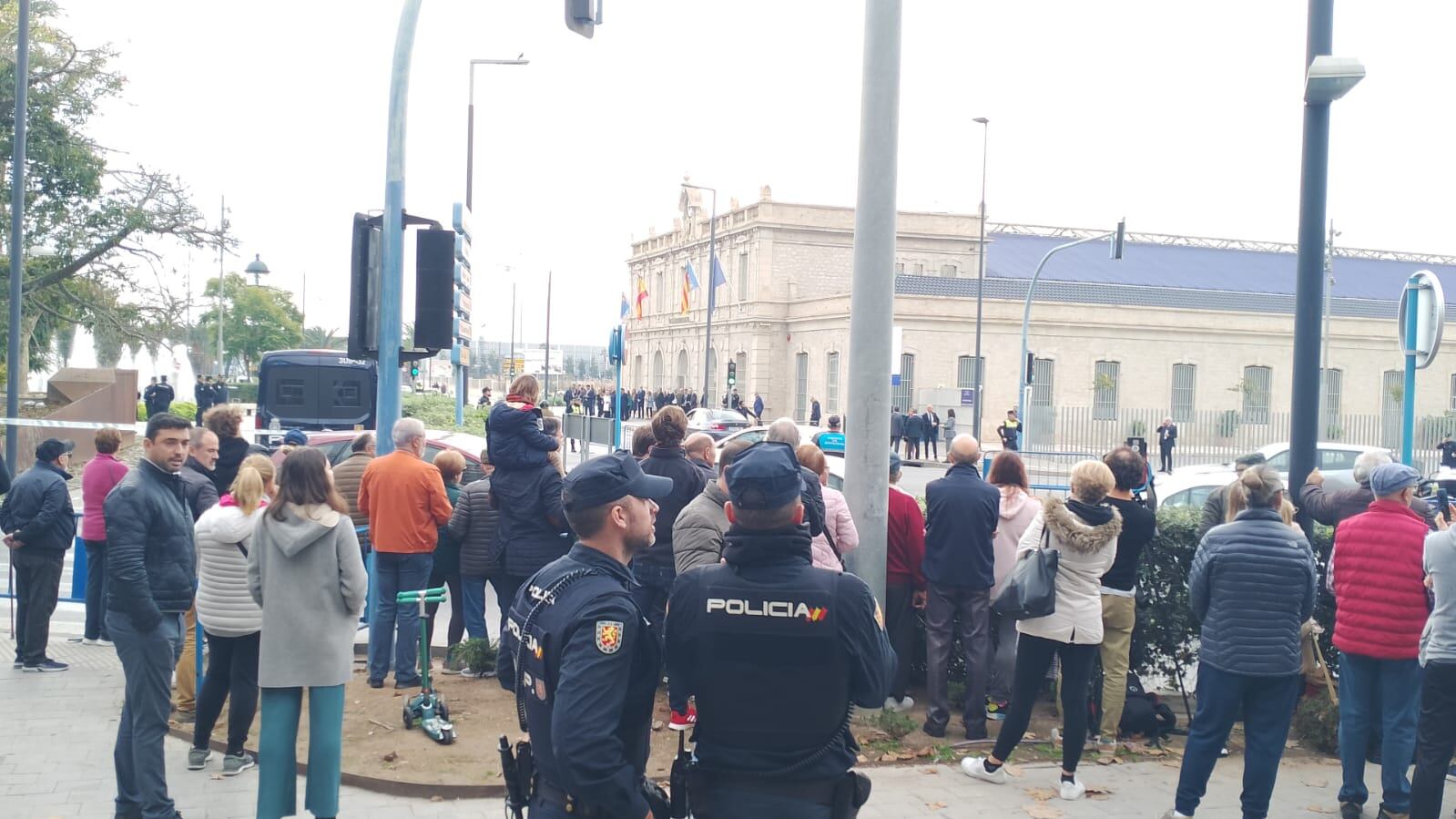 Ciudadanos apostados en el entorno de Casa Mediterráneo durante el almuerzo de los líderes de EU-MED 9