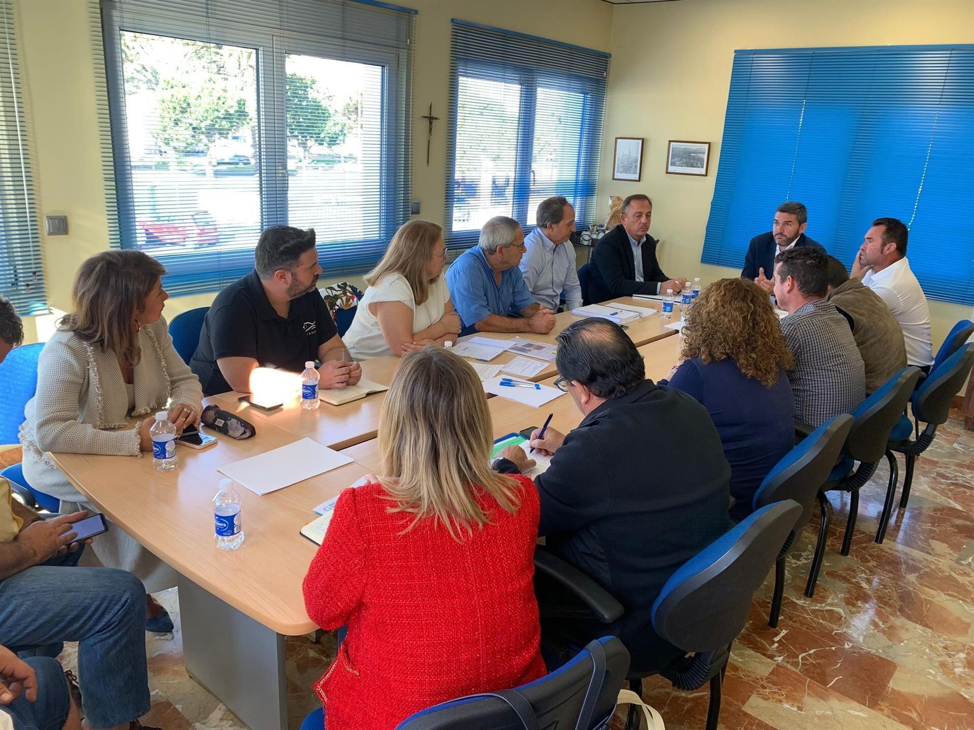 El consejero Antonio Luengo durante su reunión con los representantes de las cofradías de pescadores de la Región
