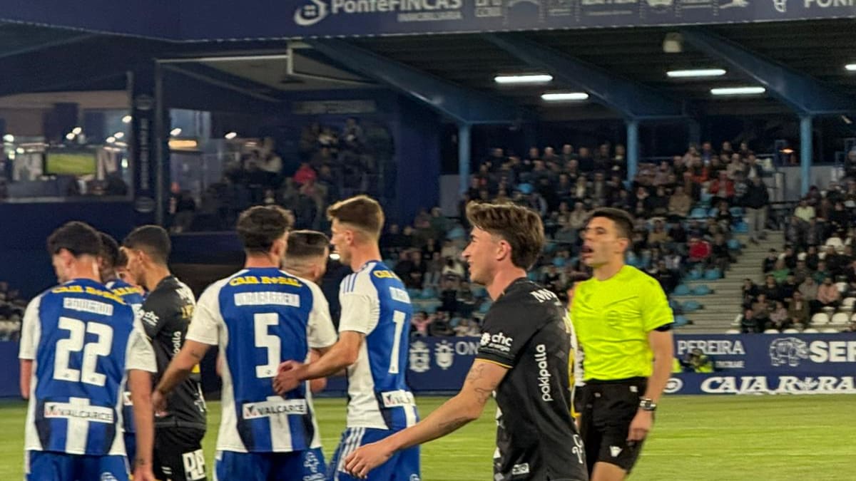 El Ponferradina-Unionistas de Salamanca, protagonista por la celebración de Frimpong y una silla, y por el scouting previo... al árbitro