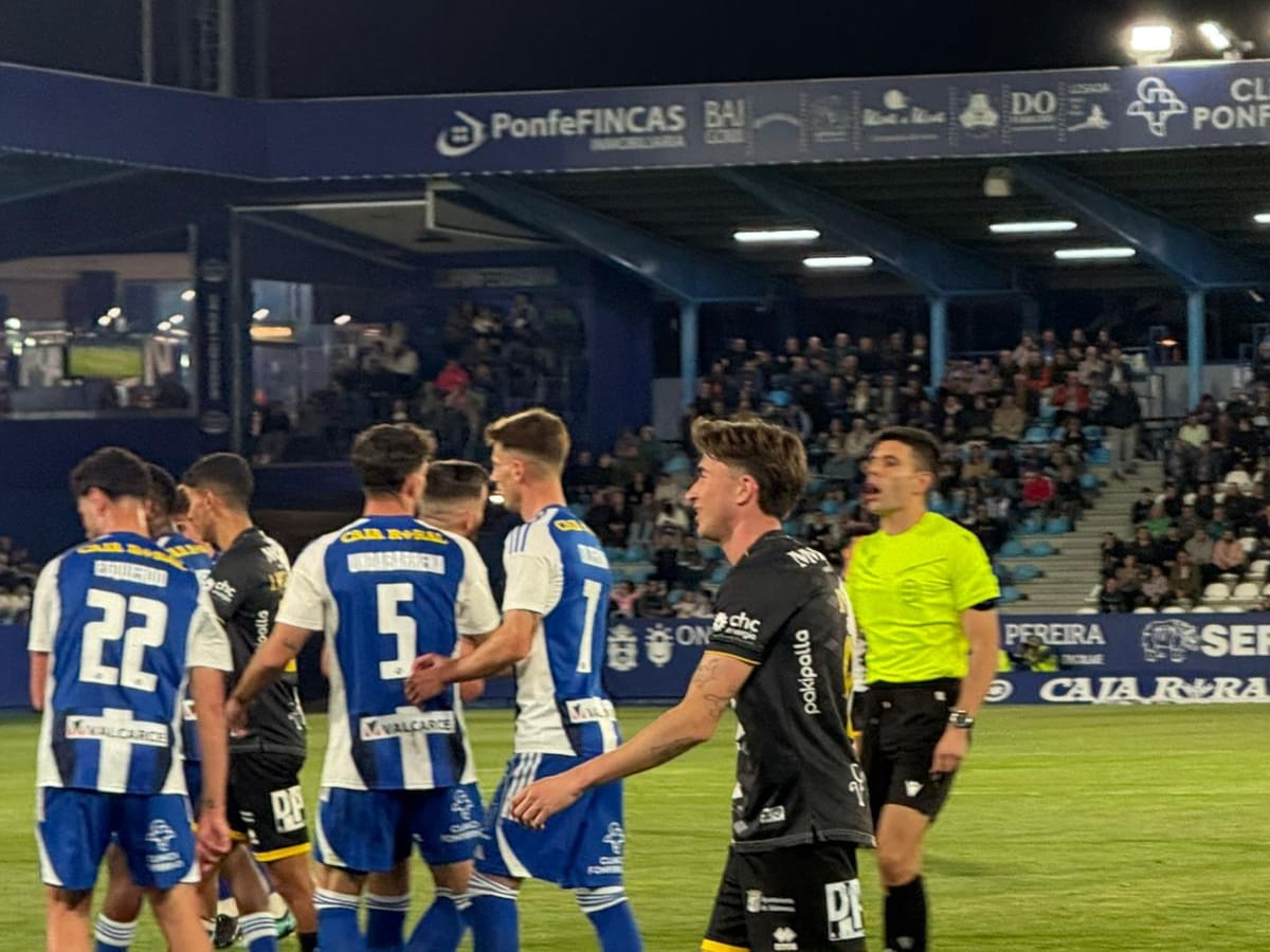 El Ponferradina-Unionistas de Salamanca, protagonista por la celebración de Frimpong y una silla, y por el scouting previo... al árbitro