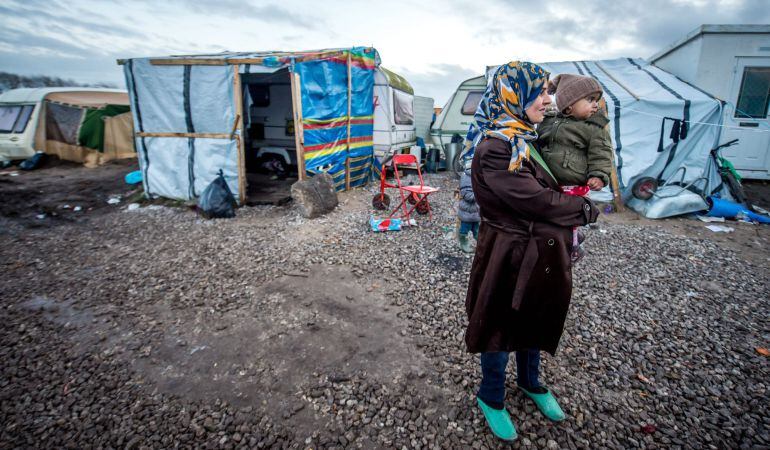 Refugiados vistos en un campamento llamado &quot;La Jungla&quot;, en el puerto Calais (Francia). 