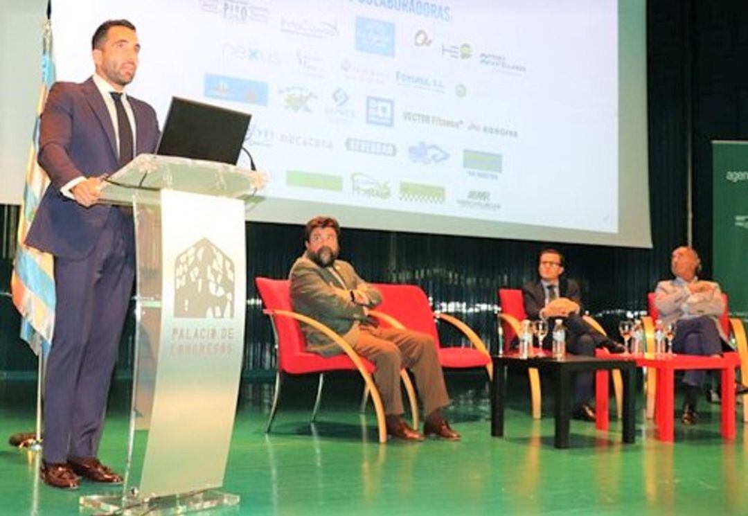 El presidente de Nexus Ramón Pino, en primer plano, en la presentación de la asociación