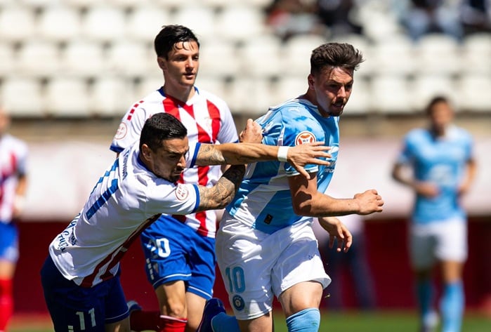 Tomás ante un adversario del Ibiza