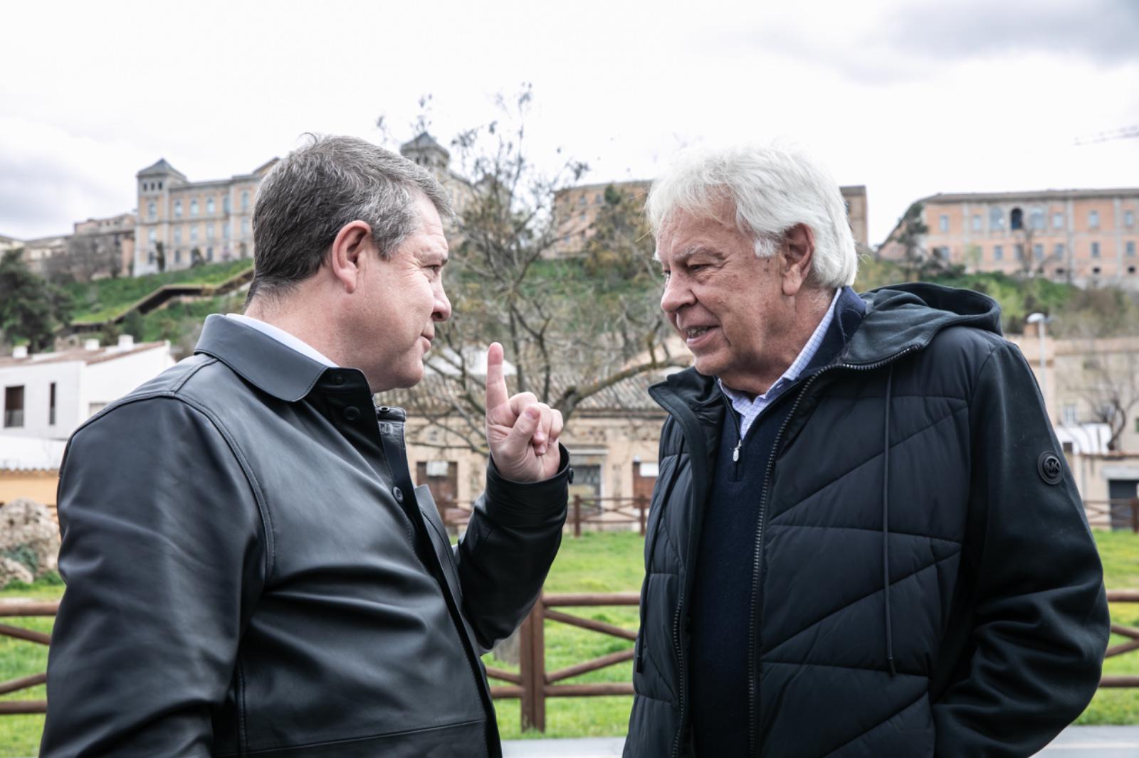 Imagen del presidente de Castilla-La Mancha, Emiliano García-Page, junto al expresidente del gobierno de España, Felipe González