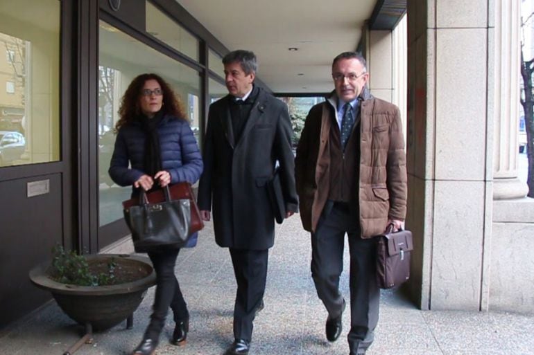 L'ex director del a policia, Joan Ramon Peralba, entrant a la batllia acompanyat dels seus advocats per declarar pel cas de les escoltes ara fa tots just dos anys.