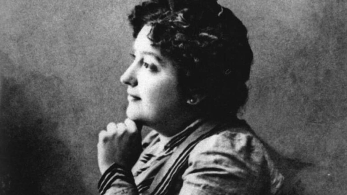 Carmen de Burgos: la mujer que se "manchó los dedos de tinta" para ser periodista
