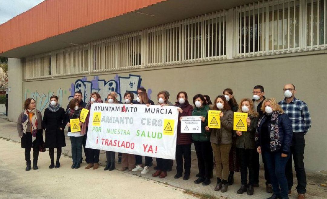 Trabajadores municipales piden la retirada del techo de amianto de su centro de trabajo en la Fica