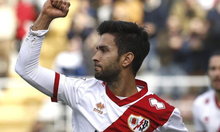 El jugador del Rayo Vallecano Alberto Bueno celebra el gol que marcó durante el partido de Liga