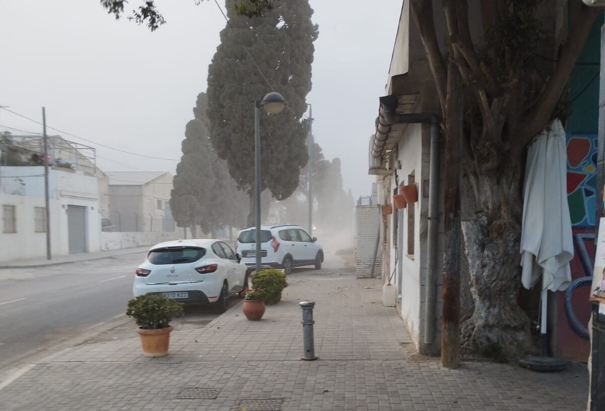 Imagen de la nube de polvo con la que conviven los vecinos del barrio del Cementerio generada por la empresa de valorización de escombros anexa a sus viviendas