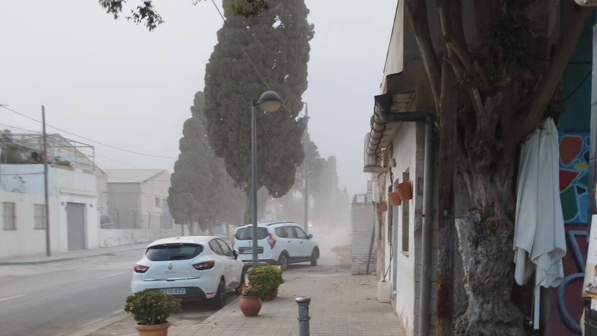 Vecinos viviendo en una nube de polvo