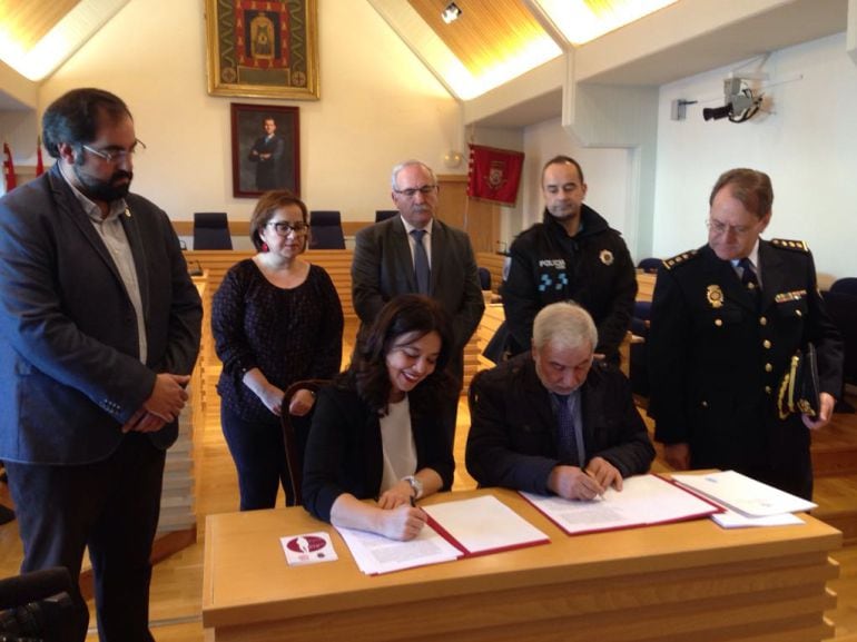 La alcaldesa de Ciudad Real y el subdelegado del gobierno Juan José Jiménez han firmado el protocolo de adhesión al sistema VioGén