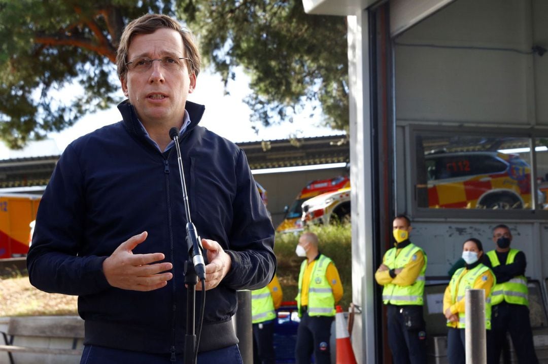 El alcalde de Madrid, José Luis Martínez-Almeida (c), visita la Base 0 de SAMUR Protección Civil, situada en la Casa de Campo, para estar presente durante el cambio de guardia del servicio de emergencias municipal.