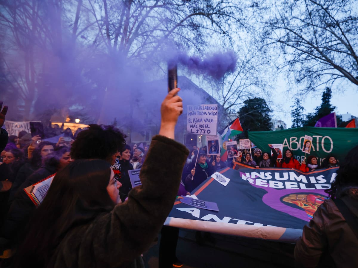 Saca tu pancarta: Soto del Real se manifiesta por el 8M desde sus calles hasta Madrid