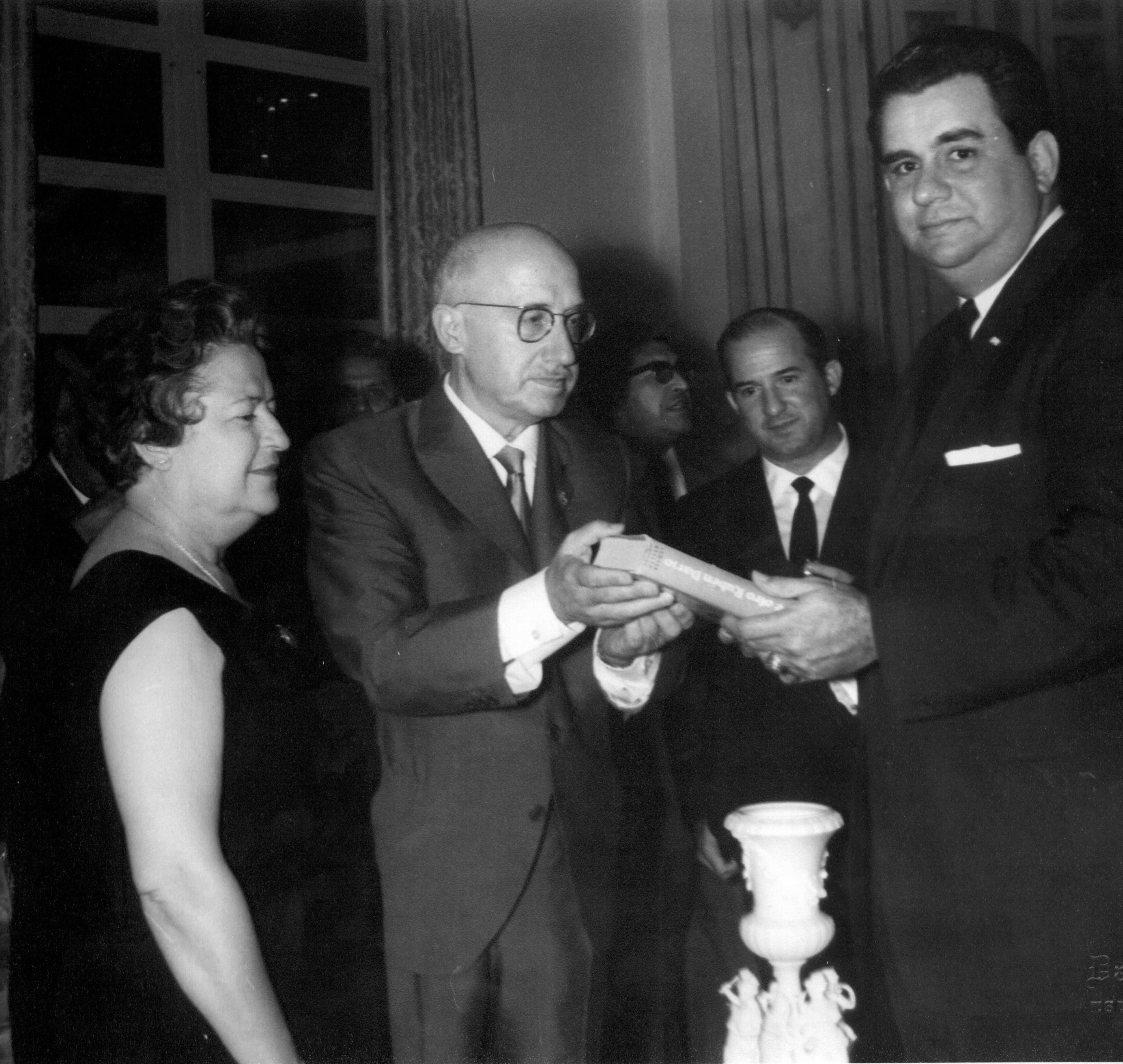 Carmen Conde y Antonio Oliver mostrando el libro de este, Este otro Rubén Darío, a Luis Anastasio Somoza, presidente de Nicaragua, el 14 de febrero de 1963 durante su viaje a Centroamérica.