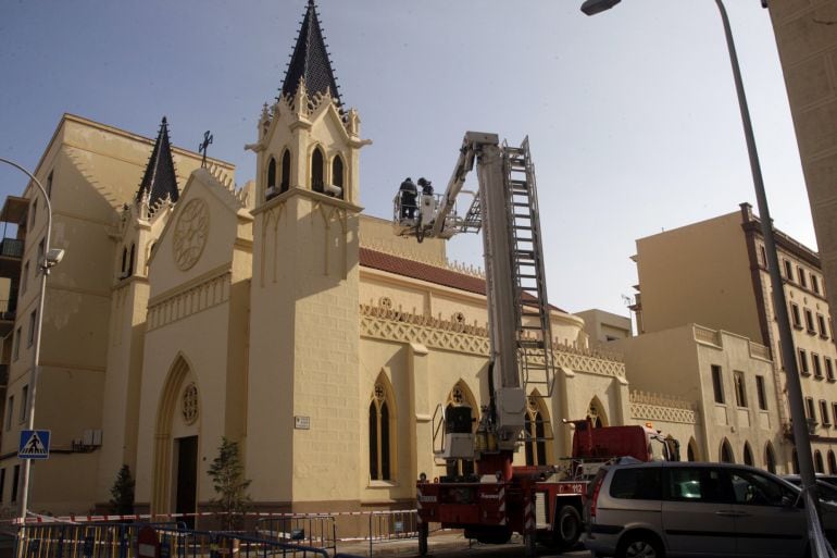 Un equipo de bomberos supervisa los daños en la estructura de la emblemática Iglesia Castrense de Melilla tras el terremoto 