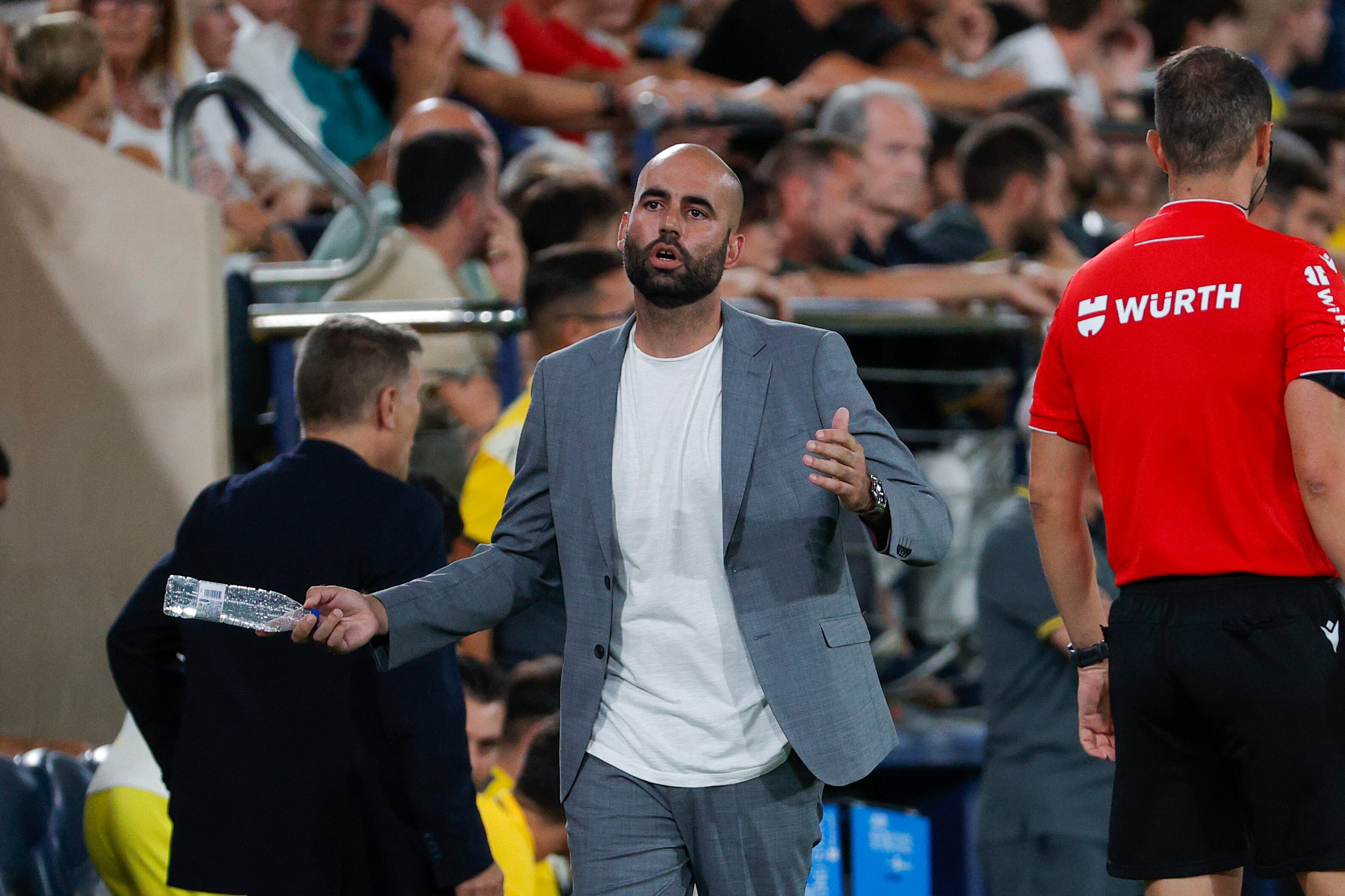 VILLARREAL (CASTELLÓN), 26/08/2024.- El entrenador del Celta, Claudio Giráldez, durante el partido de Liga en Primera División que Villarreal CF y Celta de Vigo han disputado este lunes en el estadio de La Cerámica. EFE/Manuel Bruque
