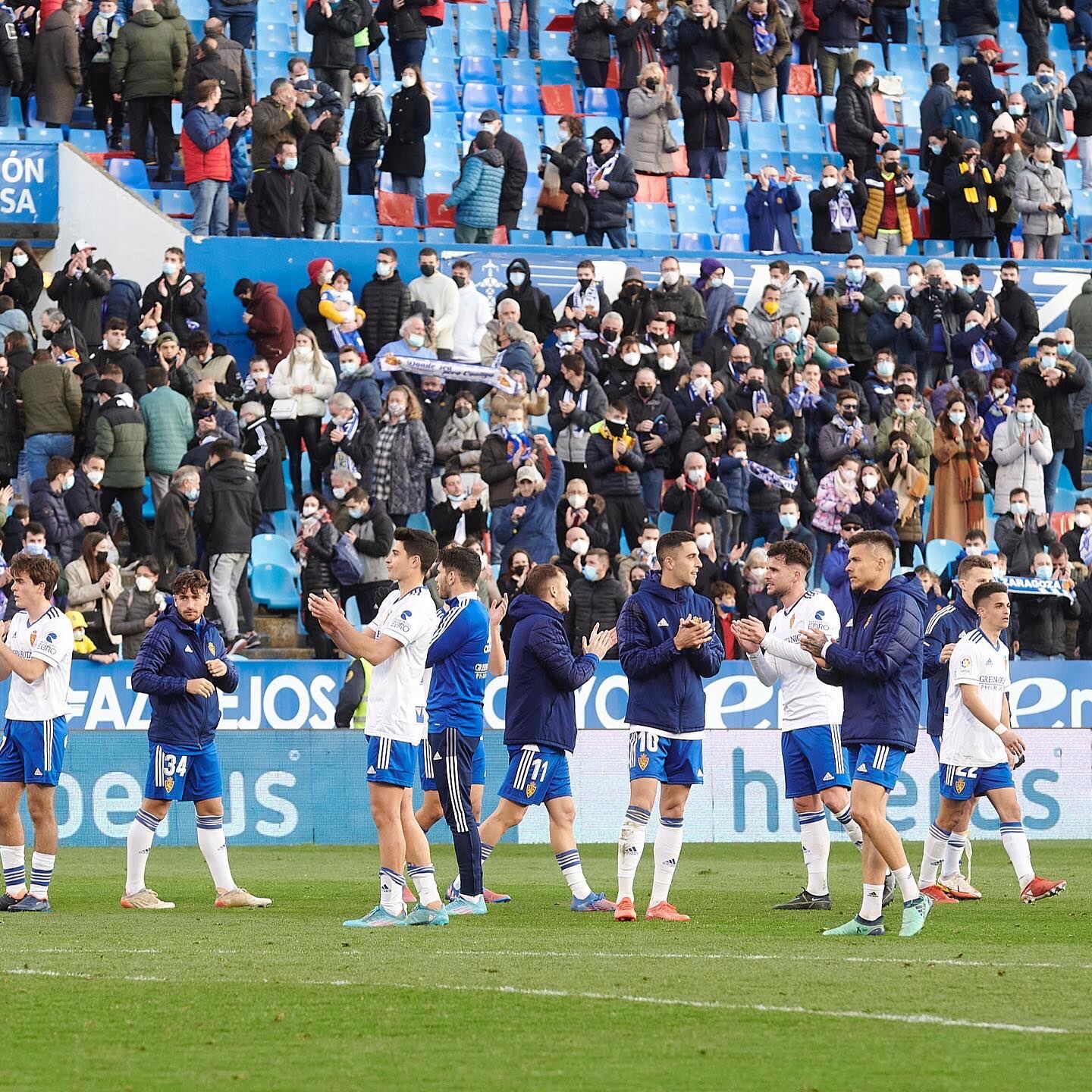 Los jugadores celebran con la afición la victoria ante Las Palmas
