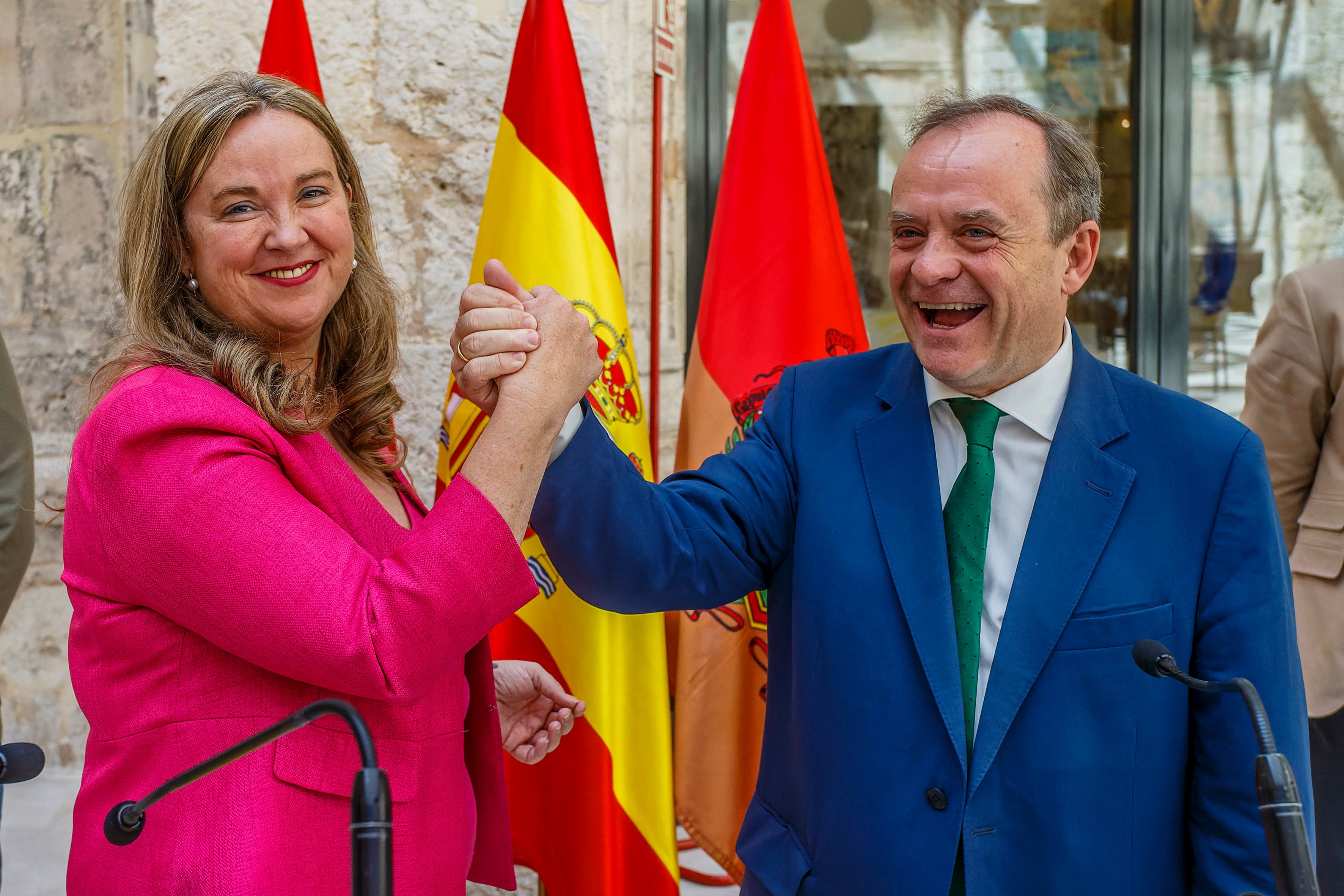 BURGOS, 15/06/2023.- Los números uno de las candidaturas del PP y de Vox a las elecciones municipales del pasado 28 de mayo, Cristina Ayala (i) y Fernando Martínez-Acitores (d), respectivamente, han firmado un pacto para formar un gobierno de coalición en el Ayuntamiento de Burgos. EFE/Santi Otero
