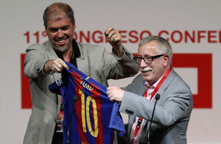 El nuevo líder de CCOO, Unai Sordo, regala una camiseta del FC Barcelona a su antecesor en el cargo, Ignacio Fernández Toxo