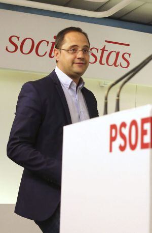 GRA291. MADRID, 25/05/2015.- El secretario de Organización del PSOE, César Luena, durante la rueda de prensa ofrecida tras la celebración de la Ejecutiva Federal de su partido para analizar los resultados de las elecciones autonómicas y municipales del do