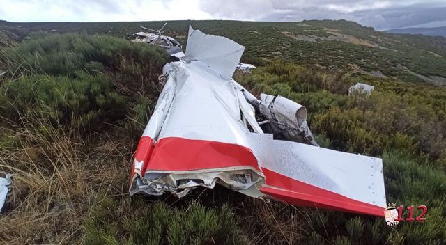 El grupo de rescate de protección civi localiza la avioneta y al piloto fallecido cerca de Porto (Zamora). Foto: 112CyL